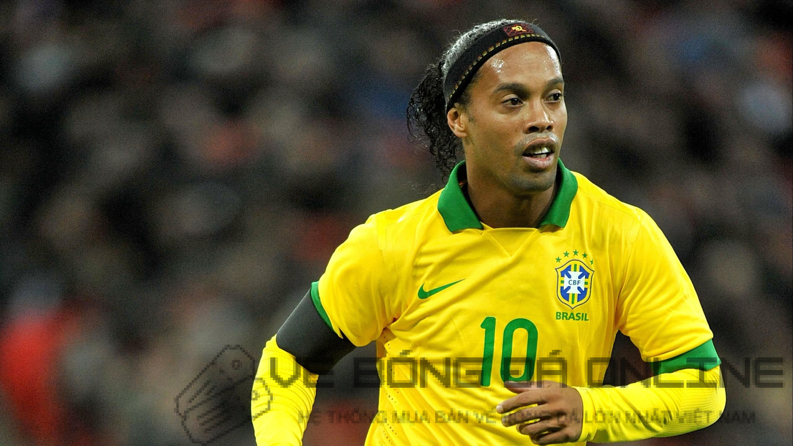 Ronaldinho số áo bao nhiêu? Số áo phù thủy làng túc cầu